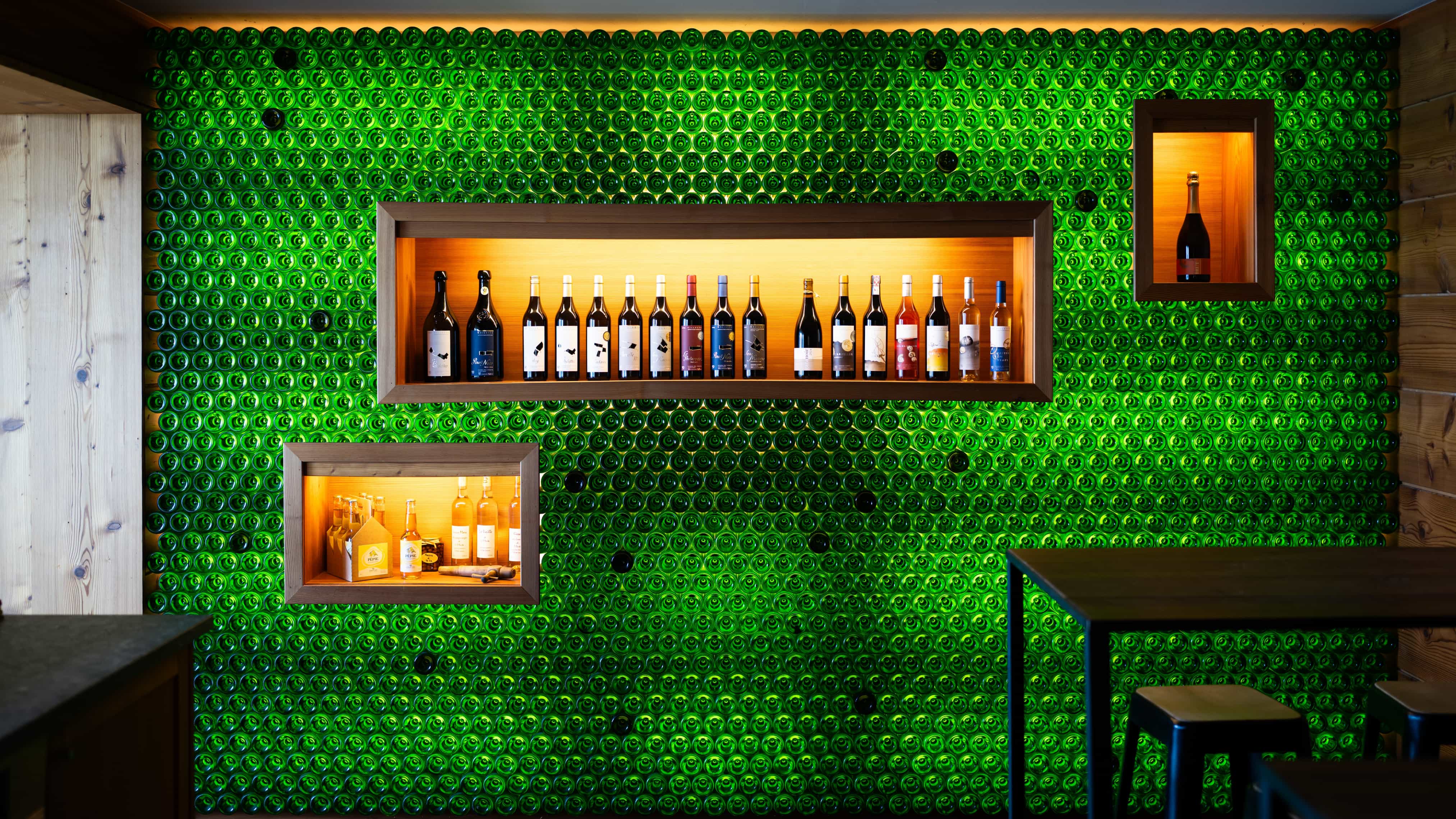 Le mur de bouteilles et la gamme des vins du Domaine Porta, dans le caveau à Villette