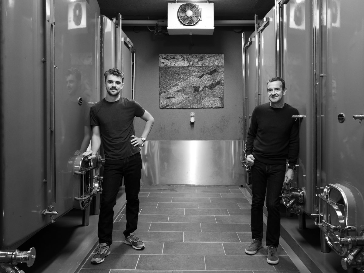 Jean-Daniel et Clément Porta entre les cuves de la cave