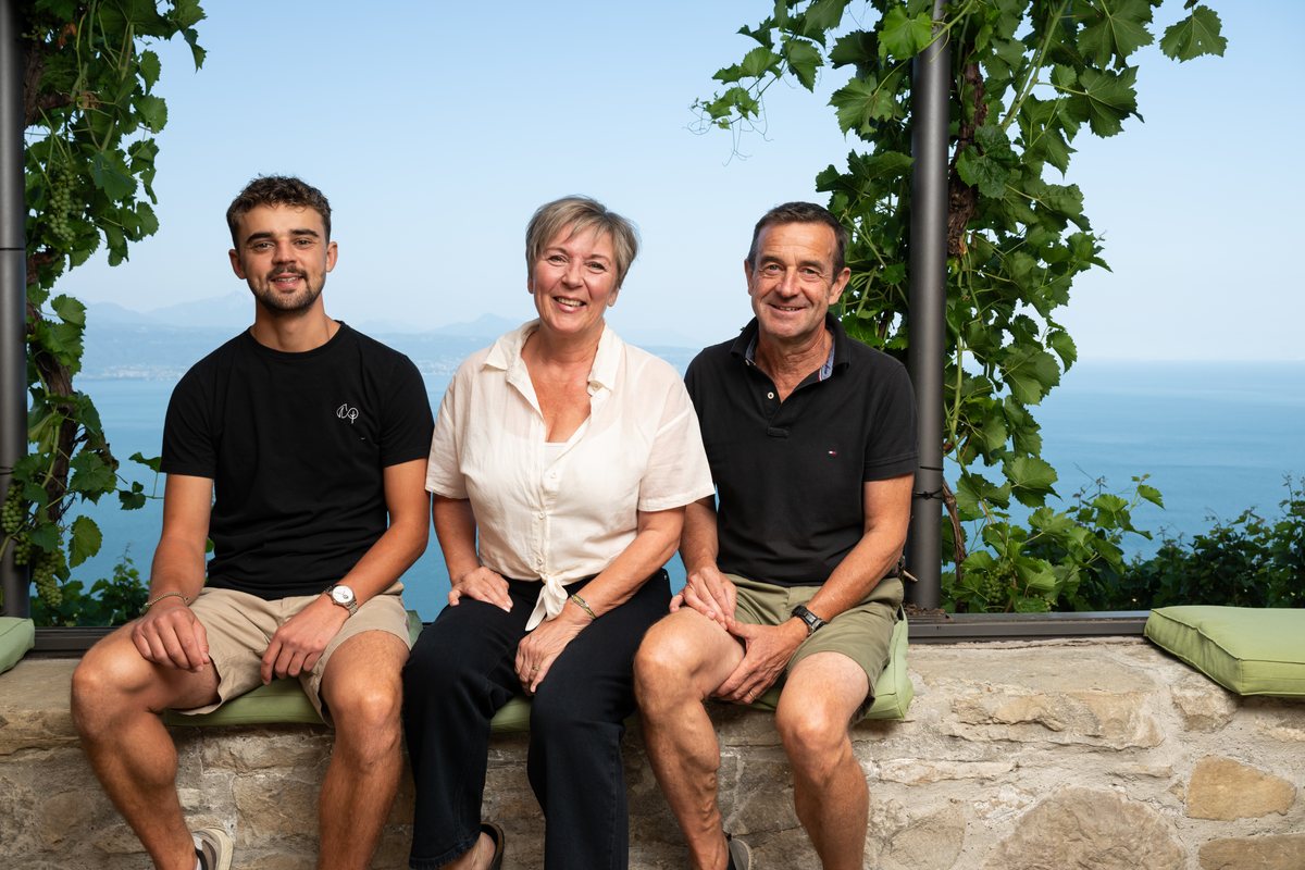 La famille Porta sur la terrasse du domaine, face au lac Léman