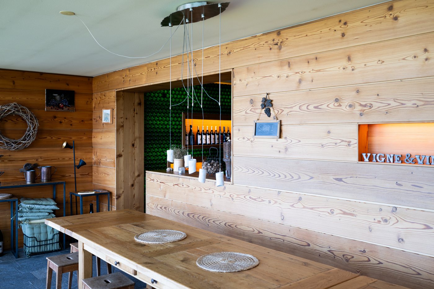 La salle du domaine et ses longues tables en bois, prête pour un séminaire