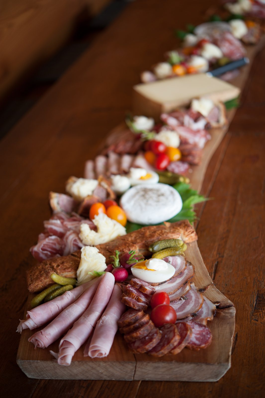 Planche de charcuterie et de fromages servie avec la dégustation