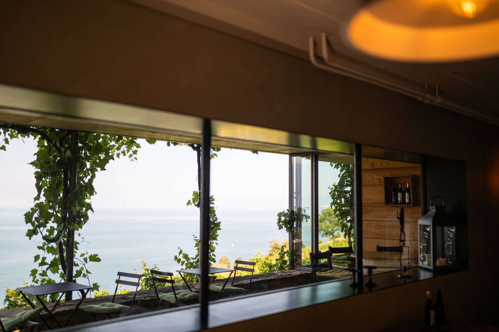 La salle vue de l’intérieur, les fenêtres ouvertes sur le lac