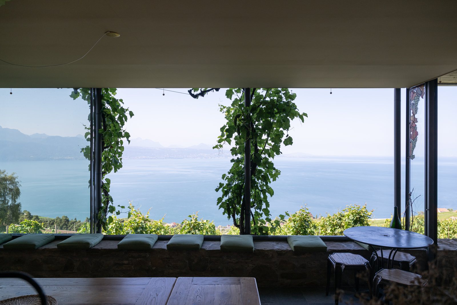 Banquettes face au Léman et aux vignes de Lavaux