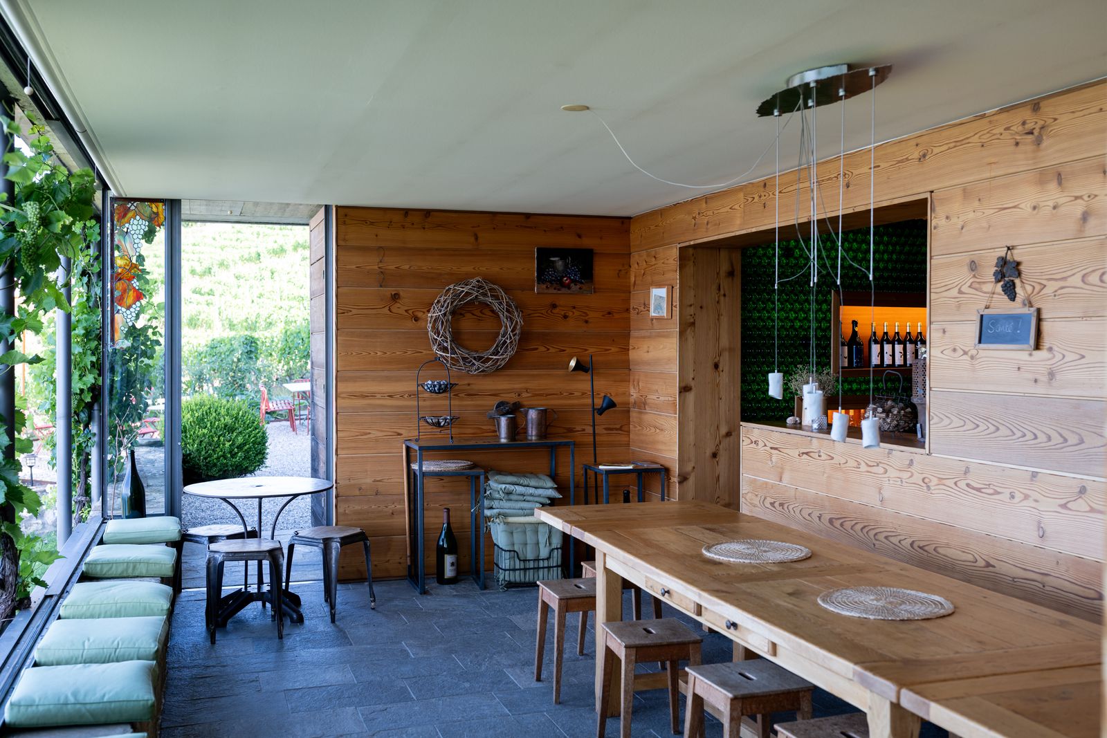 Le carnotzet, sa longue table en bois et ses banquettes