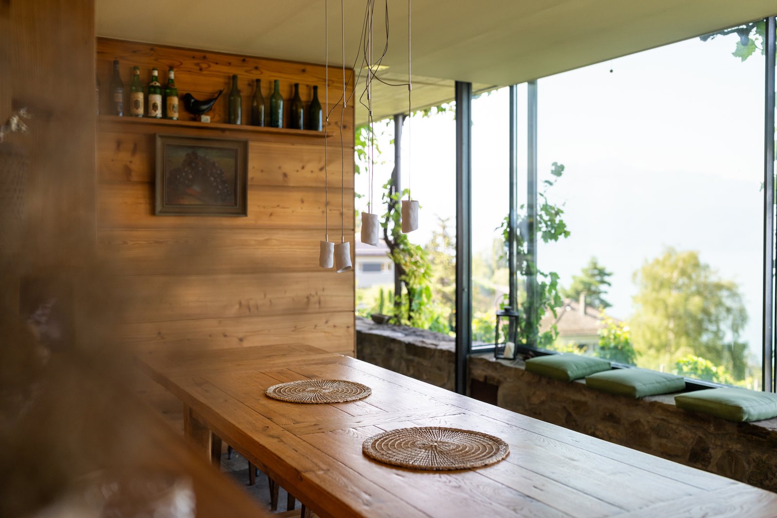 Longue table en bois dans la lumière du soir
