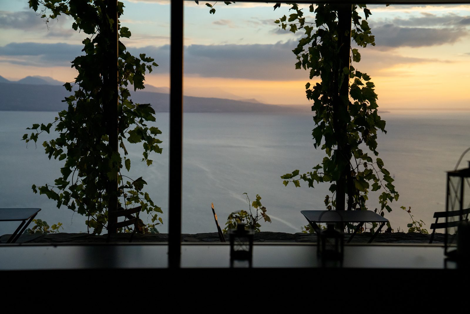 Une fenêtre ouverte sur le Léman au coucher du soleil