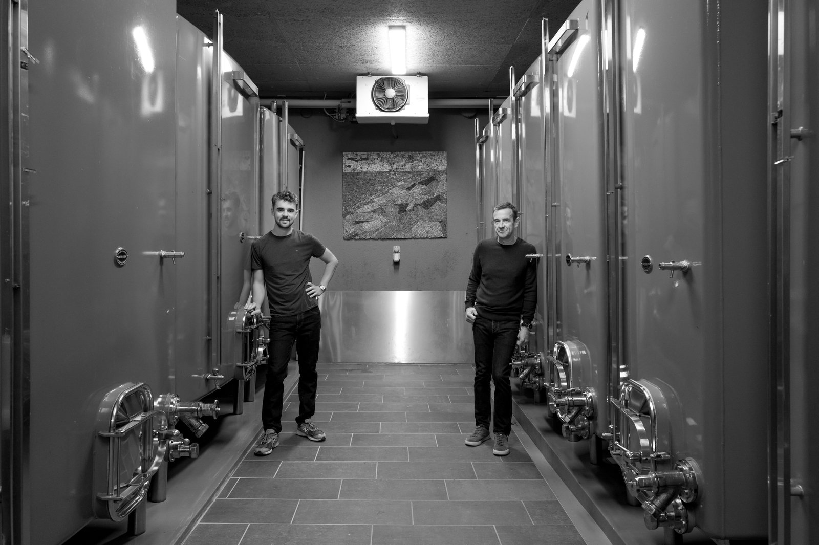Dans la cuverie du Domaine Porta, entre les cuves en inox