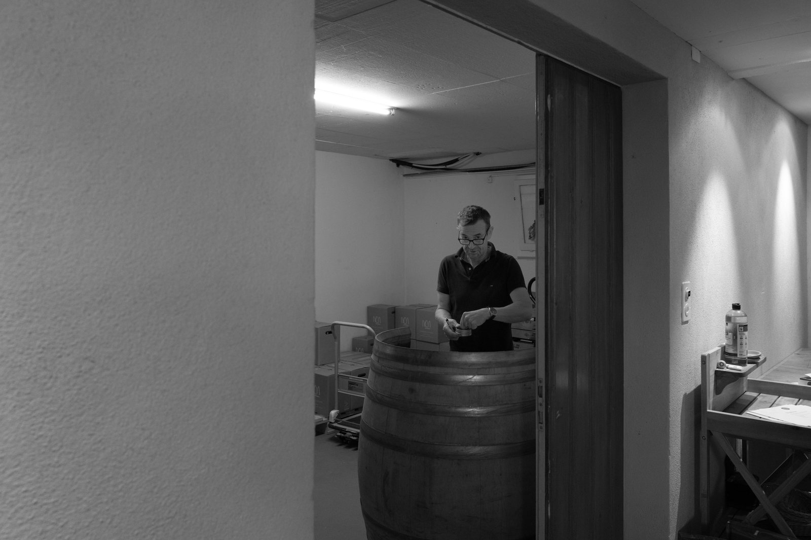 Travail au tonneau dans la cave du domaine