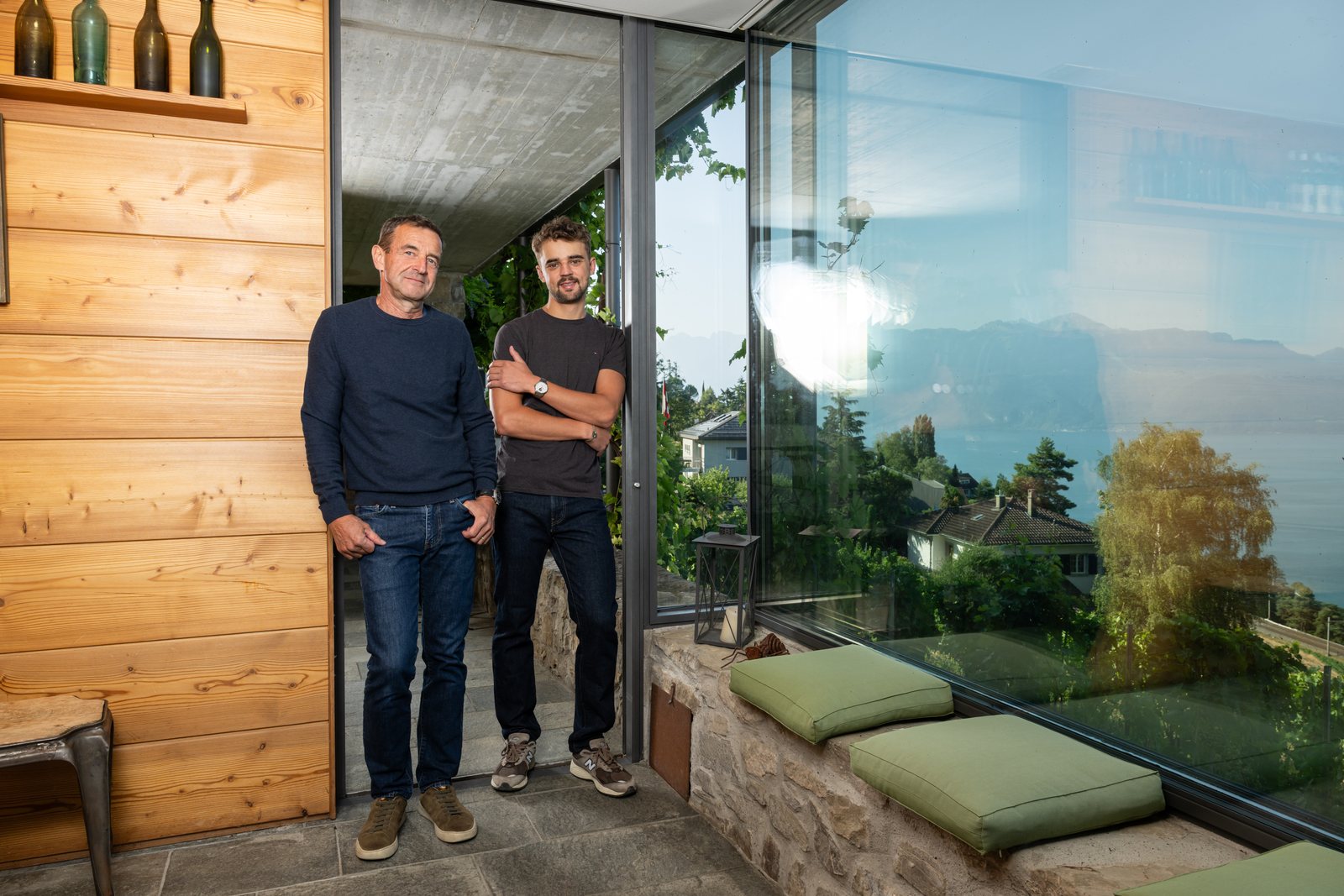 Jean-Daniel et Clément Porta devant la baie vitrée ouverte sur le Léman
