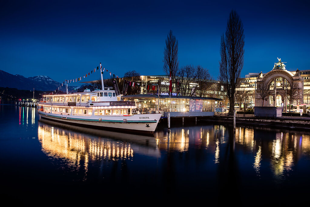 Bateau illuminé à quai à Lucerne, de nuit