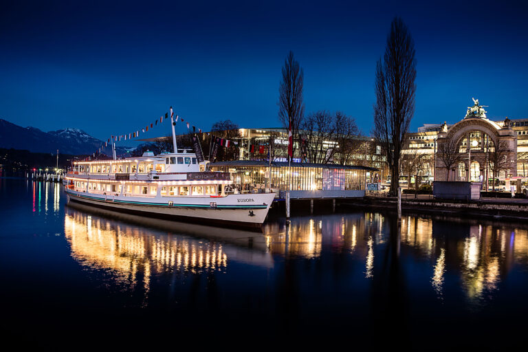 Bateau illuminé à quai à Lucerne, de nuit